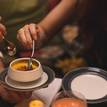 Hotel Pigalle Гётеборг Экстерьер фото A woman using a spoon to eat a dessert