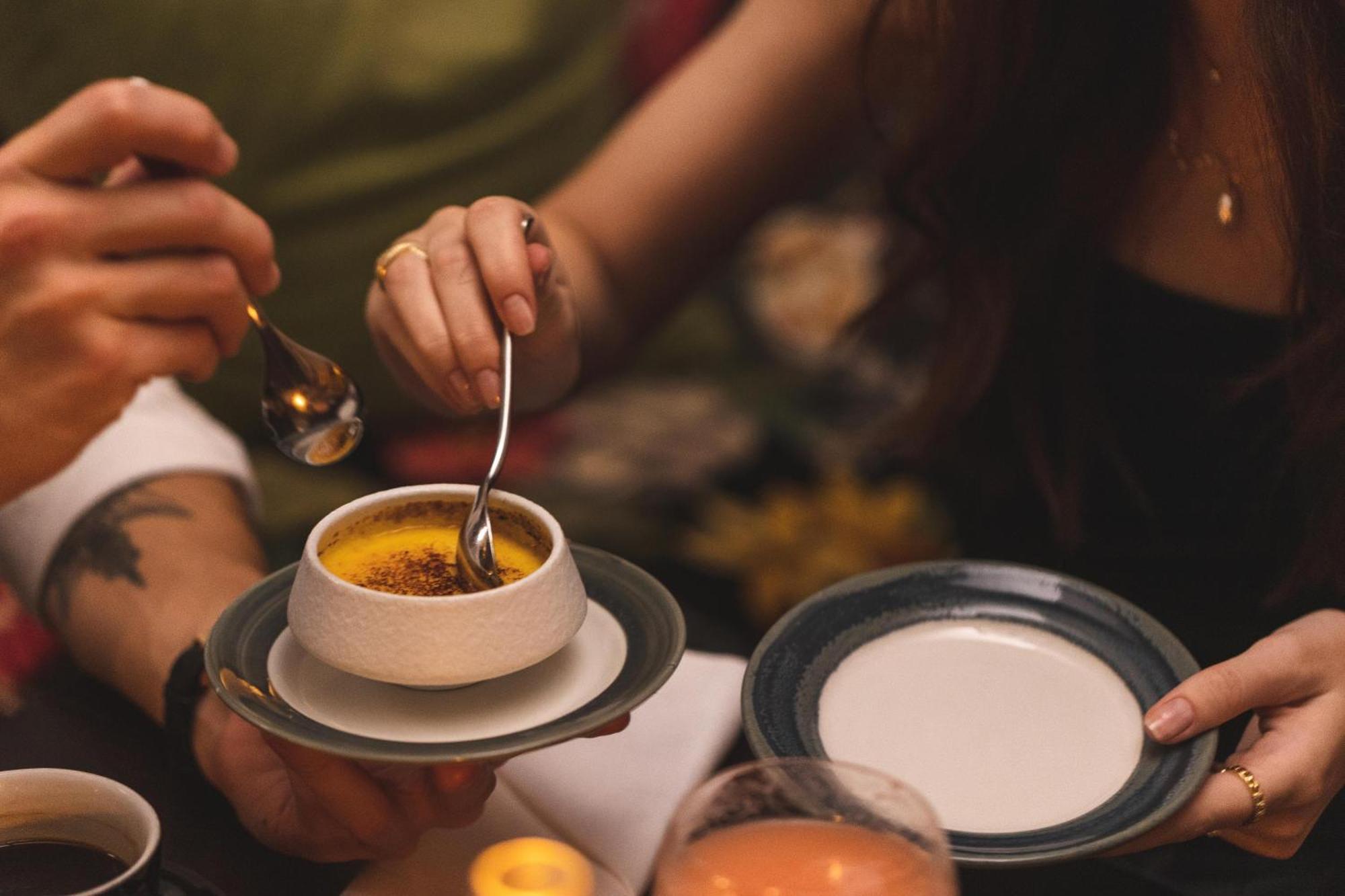 Hotel Pigalle Гётеборг Экстерьер фото A woman using a spoon to eat a dessert