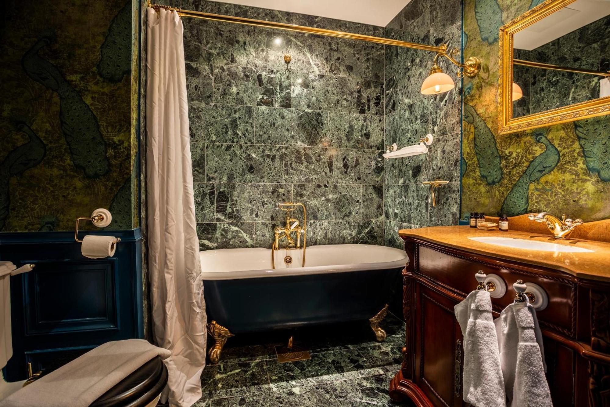 Hotel Pigalle Гётеборг Экстерьер фото Bathroom