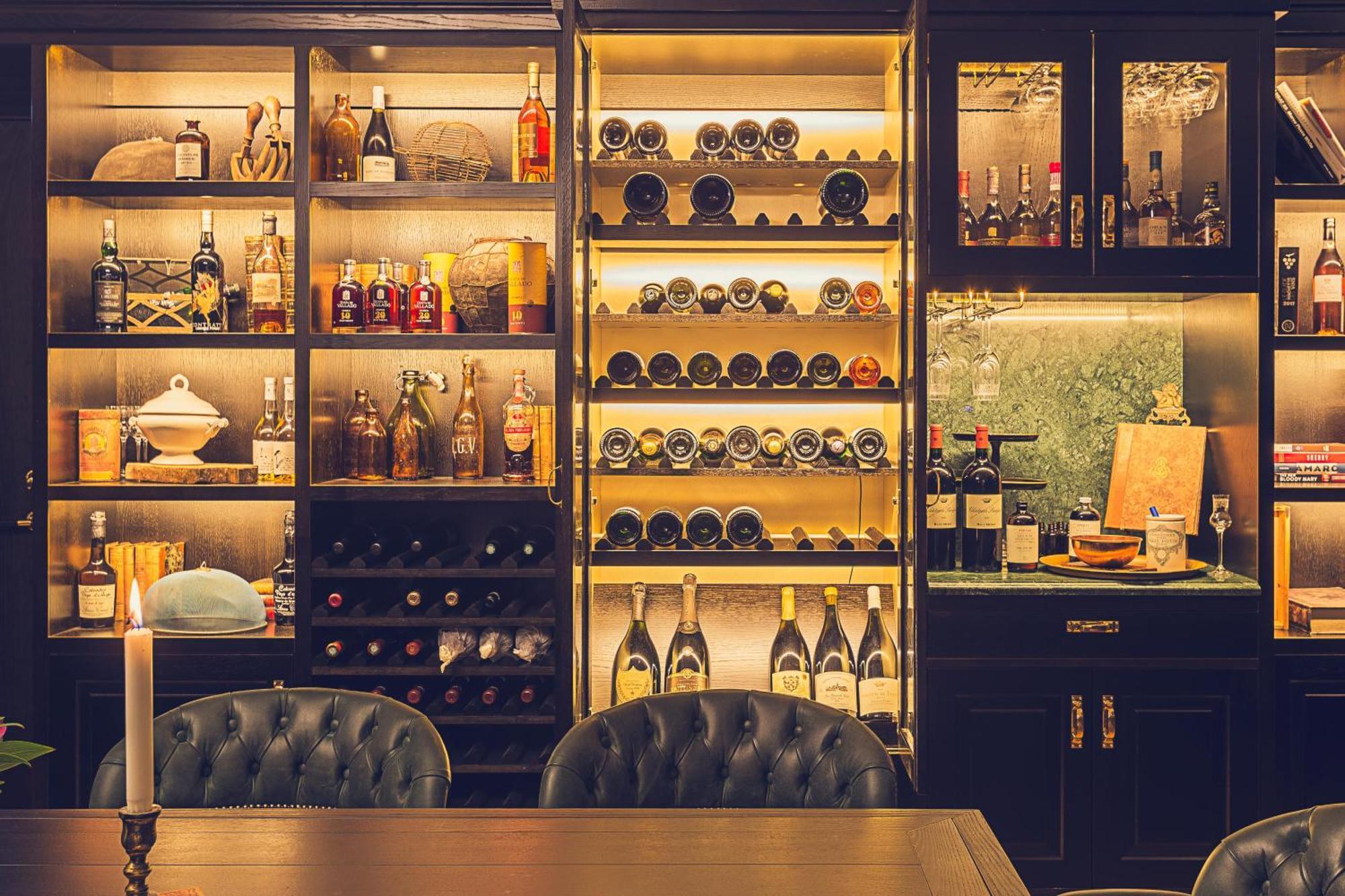 Hotel Pigalle Гётеборг Экстерьер фото Wine and spirits at the bar