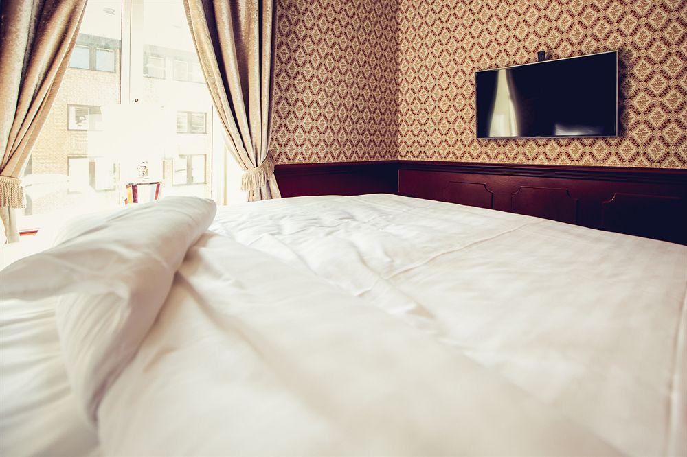 Hotel Pigalle Гётеборг Экстерьер фото A bed