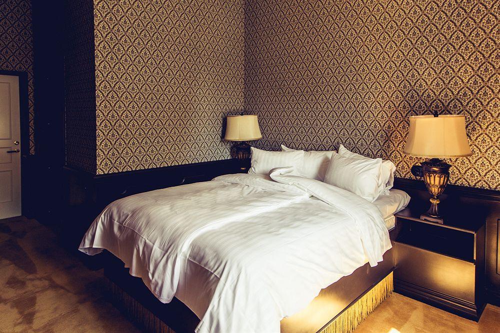 Hotel Pigalle Гётеборг Экстерьер фото A bed with a duvet